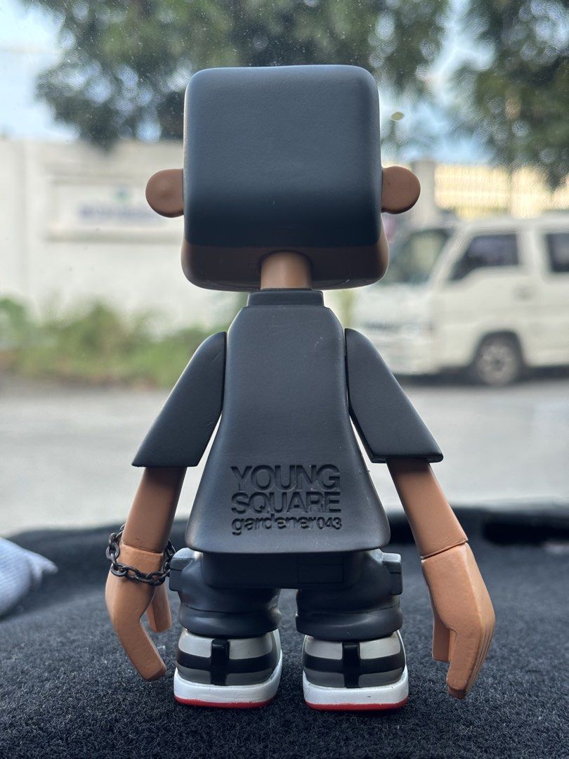 Michael Lau x Square Boy x Gardener (Category: Figurines & Statues) located in Manila. Submitted by akosijuan15 (Listing ID 1470207146, Image 2). Description: No box/ No alt hands Pm for more details…..