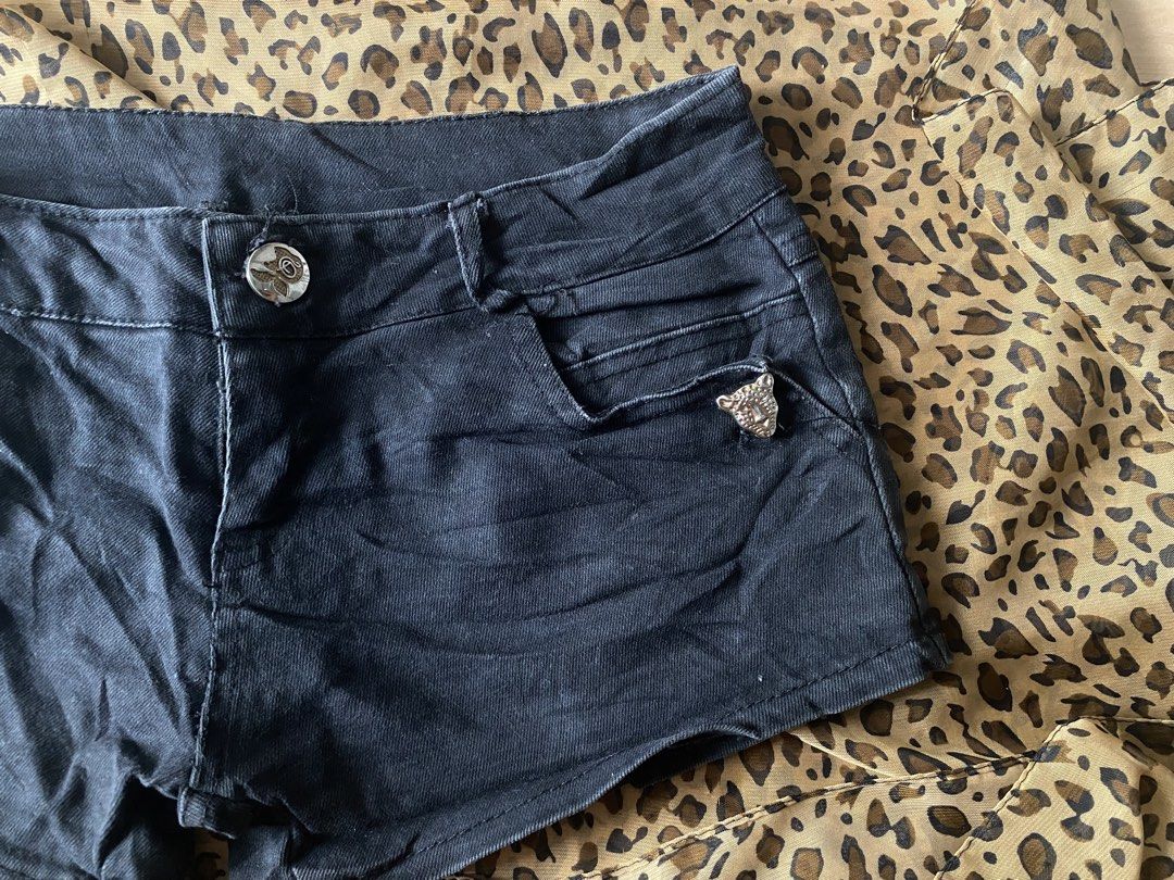 micro denim shorts (Category: Shorts) located in Manila. Submitted by lavernsloop (Listing ID 1470176331, Image 2). Description: size 27| low rise hard denim | lenght 9 📩DM FOR MORE DEETS.