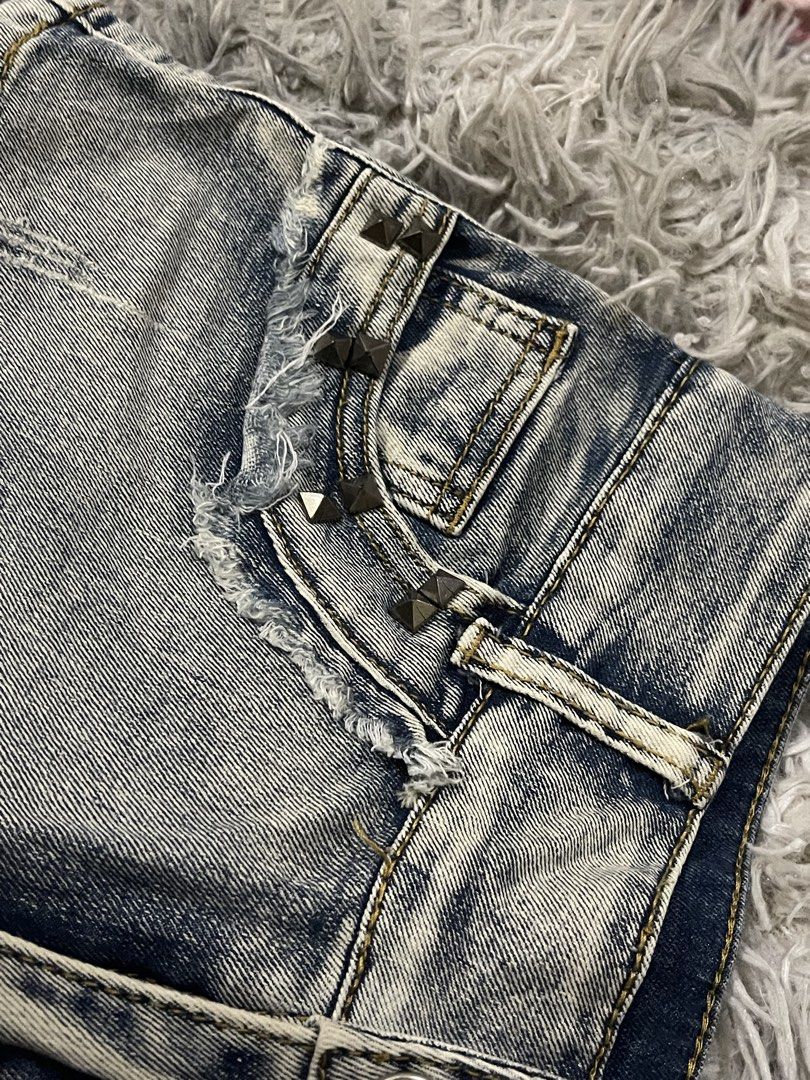 Micro Short (Category: Shorts) located in Manila. Submitted by zhahanna (Listing ID 1470226489, Image 3). Description: Micro Shorts - missing button - Waist: 26 in - Length: 9 in.