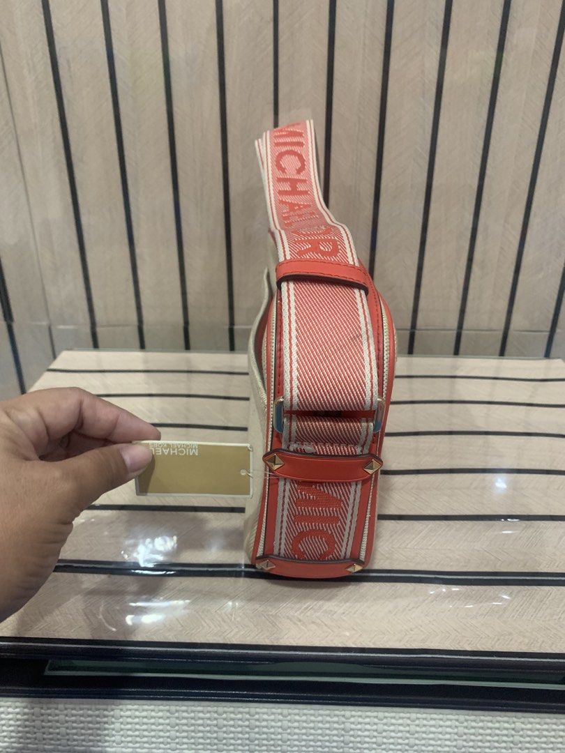 MK Maeve Large (Category: Cross-body Bags) located in San Fernando. Submitted by preluxuria_online_shop (Listing ID 1470272305, Image 3). Description: .