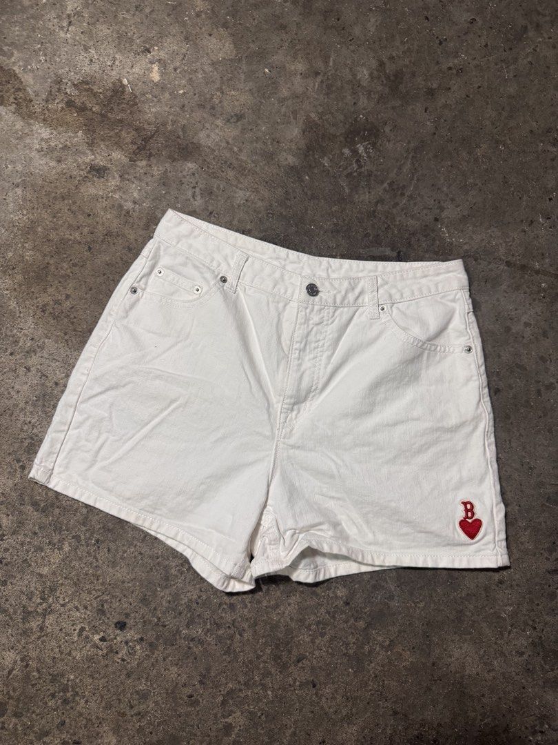 MLB white short (Category: Shorts) located in Pasig City. Submitted by dripthrift1600 (Listing ID 1470321176, Image 1). Description: - MLB white short - Good condition - Issue: None - Sizes: M - Dimes: 30x14.