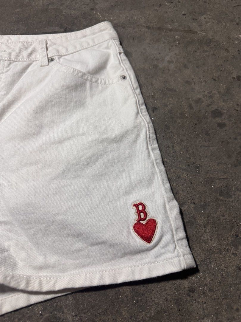 MLB white short (Category: Shorts) located in Pasig City. Submitted by dripthrift1600 (Listing ID 1470321176, Image 3). Description: - MLB white short - Good condition - Issue: None - Sizes: M - Dimes: 30x14.