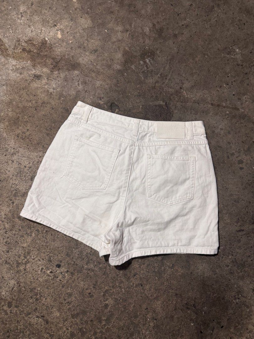 MLB white short (Category: Shorts) located in Pasig City. Submitted by dripthrift1600 (Listing ID 1470321176, Image 2). Description: - MLB white short - Good condition - Issue: None - Sizes: M - Dimes: 30x14.