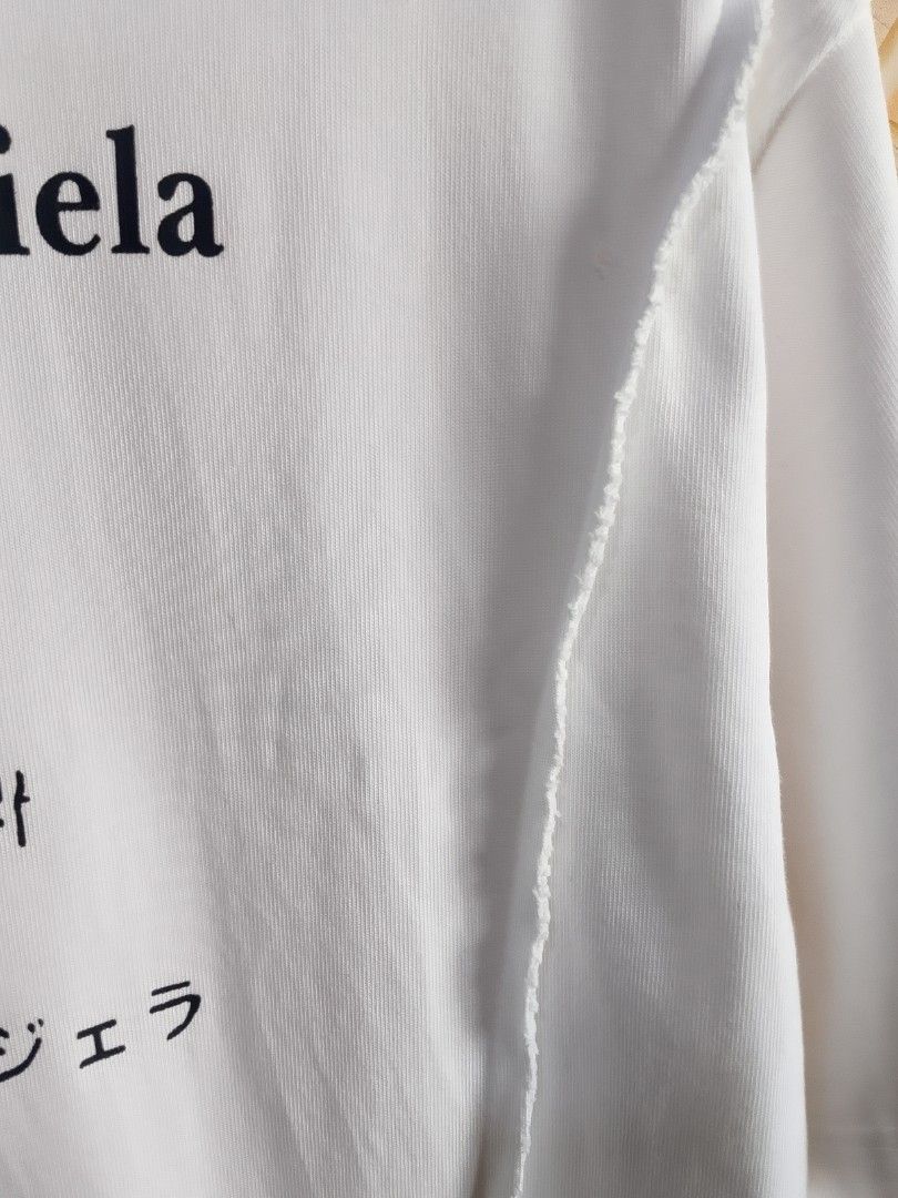 MM6 Maison Margiela Multi-Language Deconstructed Reversible Tshirt (White) (Category: Activewear) located in San Pedro. Submitted by jokwanrocks09 (Listing ID 1470143447, Image 3). Description: MM6 Maison Margiela Oversized Graphic T-Shirt in white. Features the iconic multi-lingual translation design on the back and the classic circled MM⑥ logo on the front. ✨ Key Features: • Design: Avant-garde deconstructed, inside-out aesthetic with iconic ra