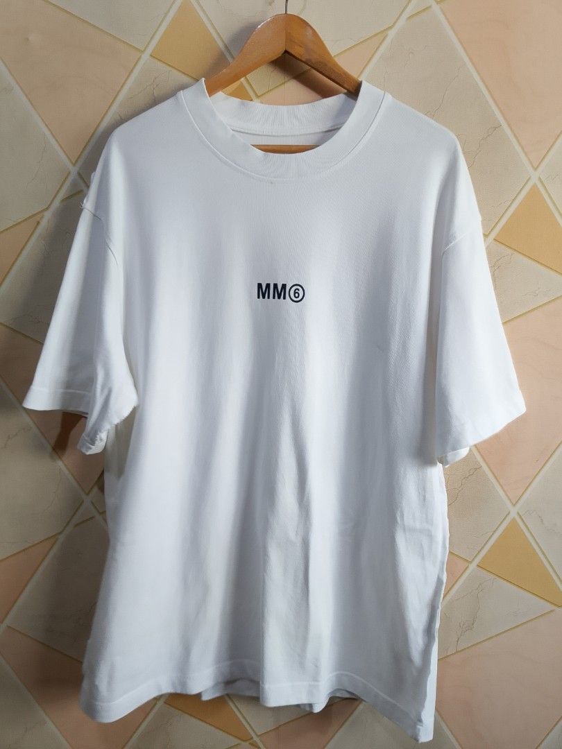 MM6 Maison Margiela Multi-Language Deconstructed Reversible Tshirt (White) (Category: Activewear) located in San Pedro. Submitted by jokwanrocks09 (Listing ID 1470143447, Image 2). Description: MM6 Maison Margiela Oversized Graphic T-Shirt in white. Features the iconic multi-lingual translation design on the back and the classic circled MM⑥ logo on the front. ✨ Key Features: • Design: Avant-garde deconstructed, inside-out aesthetic with iconic ra