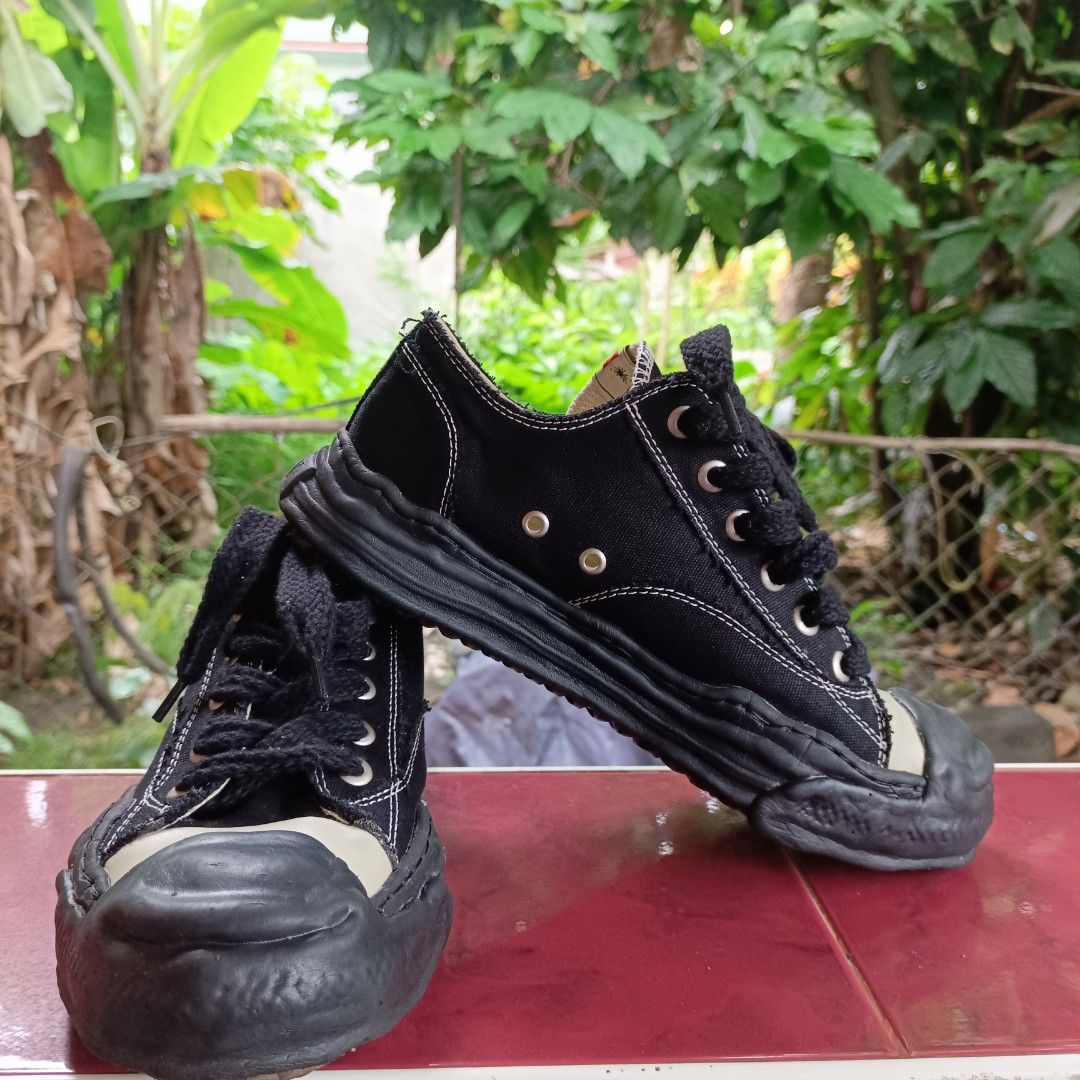 MMY SHOES (Category: Sneakers) located in Baybay. Submitted by dathrifted (Listing ID 1470260320, Image 3). Description: MMY SHOES SIZE 43/10us EXCELLENT CONDITION HONEST ISSUE: Right pair no insole PM if Interested📩📩📩.