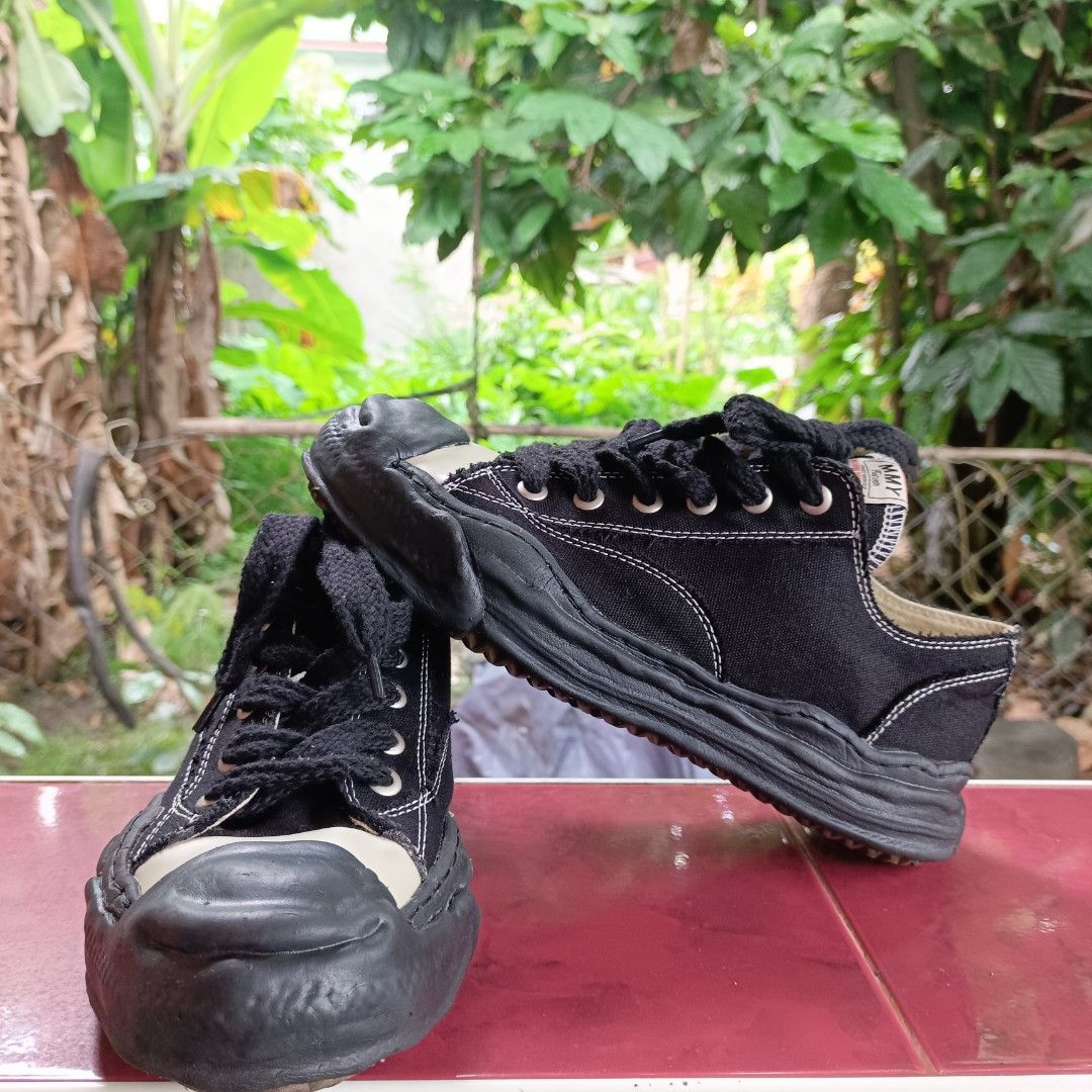 MMY SHOES (Category: Sneakers) located in Baybay. Submitted by dathrifted (Listing ID 1470260320, Image 2). Description: MMY SHOES SIZE 43/10us EXCELLENT CONDITION HONEST ISSUE: Right pair no insole PM if Interested📩📩📩.
