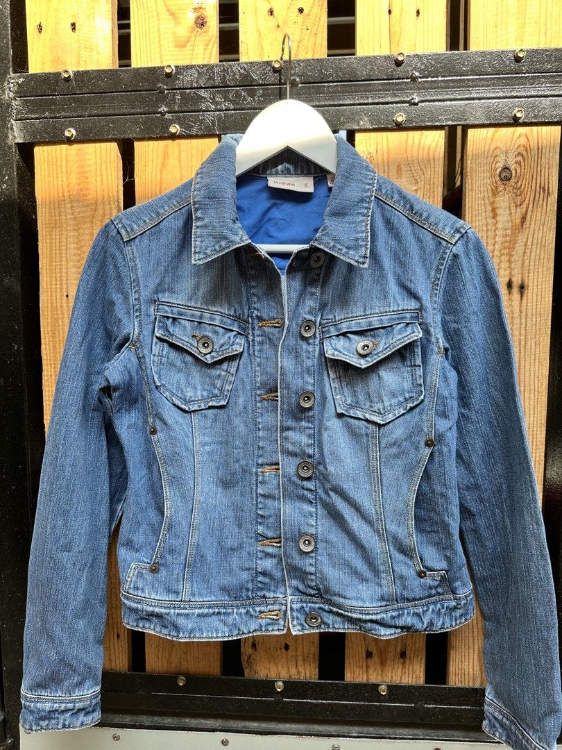 MNG Jeans Blue Denim Jacket Size S (Category: Coats, Jackets and Outerwear) located in Marilao. Submitted by edazh (Listing ID 1470149517, Image 2). Description: - Brand: MNG Jeans - Size: S (fits true to size) - Style: Classic trucker with button closure - Details: Chest flap pockets, contrast stitching, and a bright blue inner lining - Material: Durable cotton denim - Condition: Great for casual everyday layering.