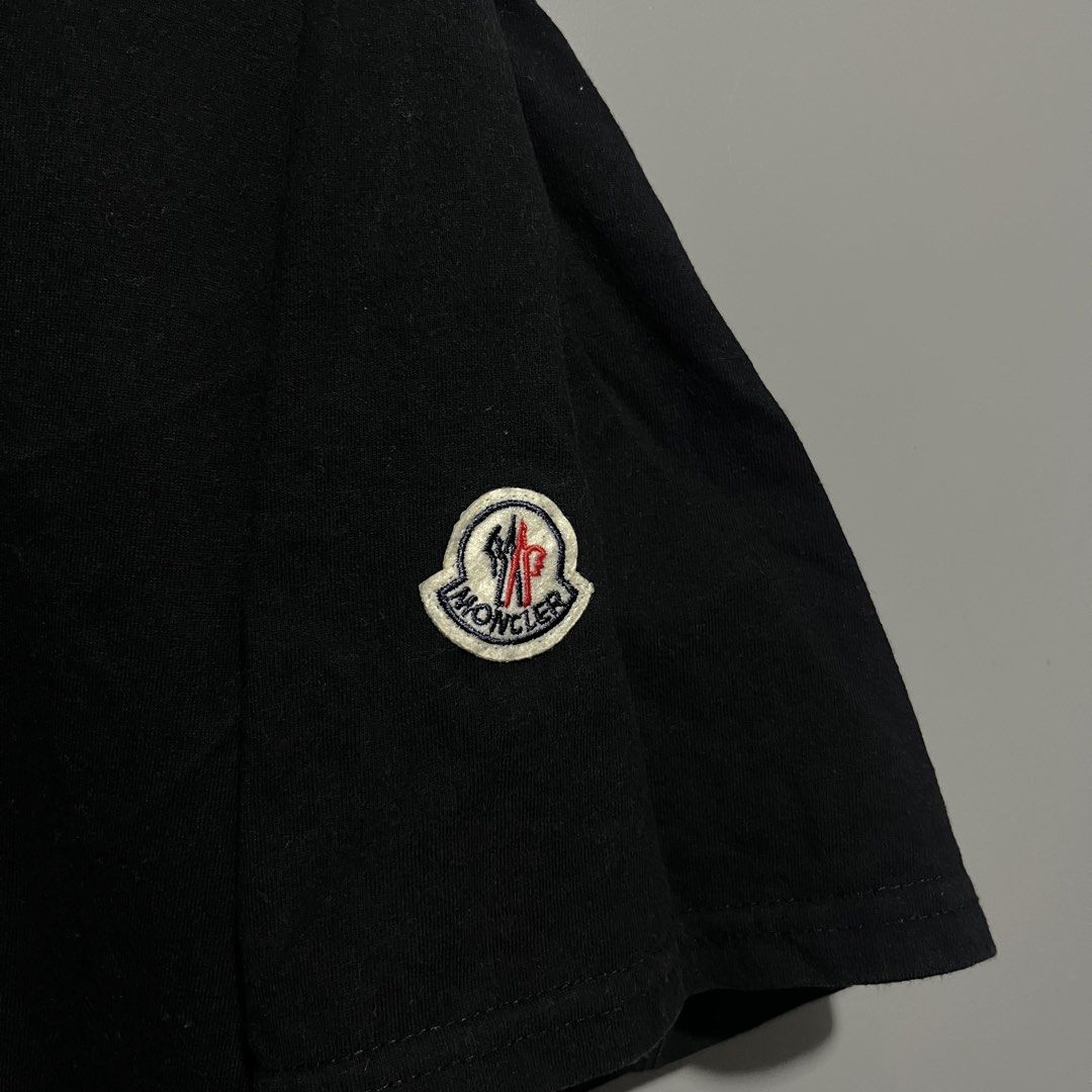 Moncler embroidered logo (Category: Formal Shirts) located in Giporlos. Submitted by deloria_jhayr (Listing ID 1470271004, Image 3). Description: Excellent condition No issue W:24 L:29.