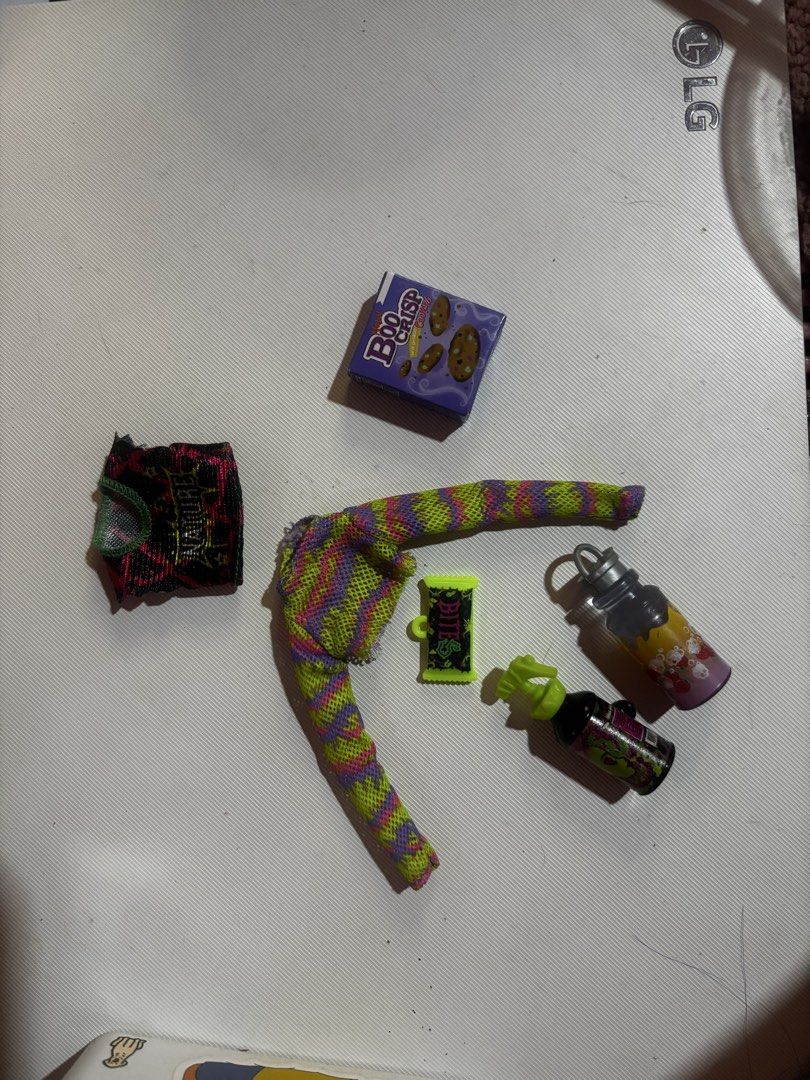 Monster High G3 Venus McFlytrap Top and Accessories + Twyla Boo Crisp (Category: Kids Toys) located in Andop. Submitted by fammie_frayyss (Listing ID 1470312876, Image 1). Description: - Doll clothes bundle with patterned jumpsuit and black & pink top - Includes miniature props: Boo Crisp cookie box, green candy wrapper, spray bottle, and drink bottle - Clean pieces, safely stored after opening - Ideal for doll collectors and customizers - PM for