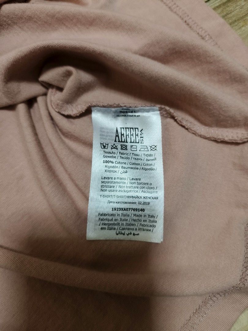 Moschino shirt (Category: Shirts) located in Siniloan. Submitted by talktotheroses (Listing ID 1470295215, Image 3). Description: unisex no issue.