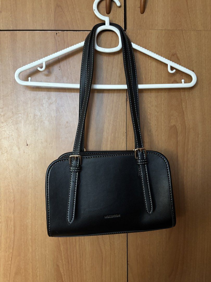 Mossdoom Black Shoulder Bag (Category: Shoulder Bags) located in Cainta. Submitted by missirii (Listing ID 1470216562, Image 1). Description: - Brand: Mossdoom - Color: Classic black with white contrast stitching - Material: Smooth, premium-looking faux leather - Closure: Secure top zip closure - Condition: Like new (only used like less than 20 times).