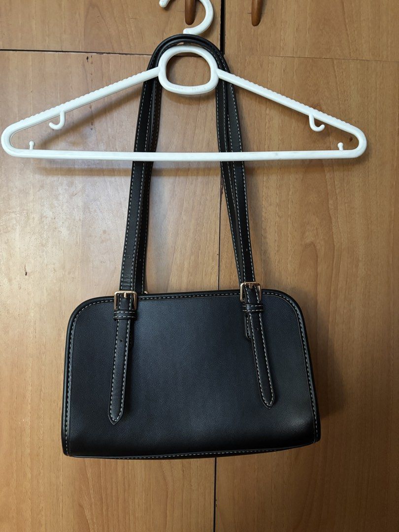 Mossdoom Black Shoulder Bag (Category: Shoulder Bags) located in Cainta. Submitted by missirii (Listing ID 1470216562, Image 2). Description: - Brand: Mossdoom - Color: Classic black with white contrast stitching - Material: Smooth, premium-looking faux leather - Closure: Secure top zip closure - Condition: Like new (only used like less than 20 times).
