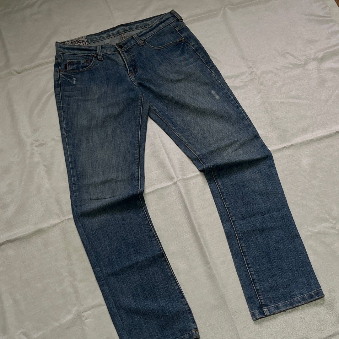 Mossimo Jeans 1986 Blue Denim Size 30 (Category: Jeans) located in Dasmarinas. Submitted by minx203 (Listing ID 1470300381, Image 2). Description: - Brand: Mossimo (Vintage 1986 collection) - Color: Classic blue denim wash - Size: Tagged Size 30 on inner label - Fit: Straight leg - Material: Durable, high-quality cotton - Features: Front and back pockets, iconic branded leather patch on back waistband - Condition: Great vintage condition, stylish