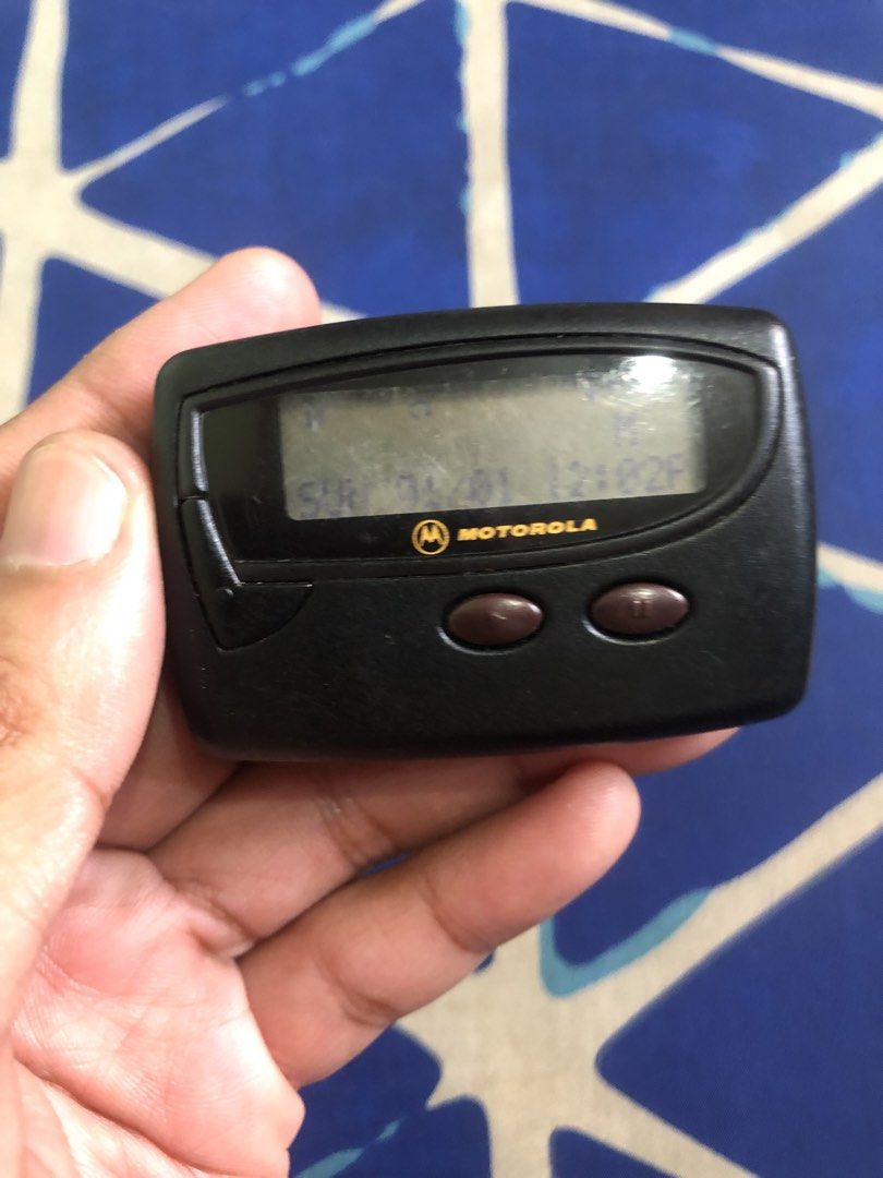 Motorola Beeper Pager (Category: Vintage Collectibles) located in Quezon City. Submitted by markgolveo (Listing ID 1470142259, Image 1). Description: Motorola Beeper Tested Working all buttons Very loud sound Issue screen blurry and faded 1pc aaa battery operated.