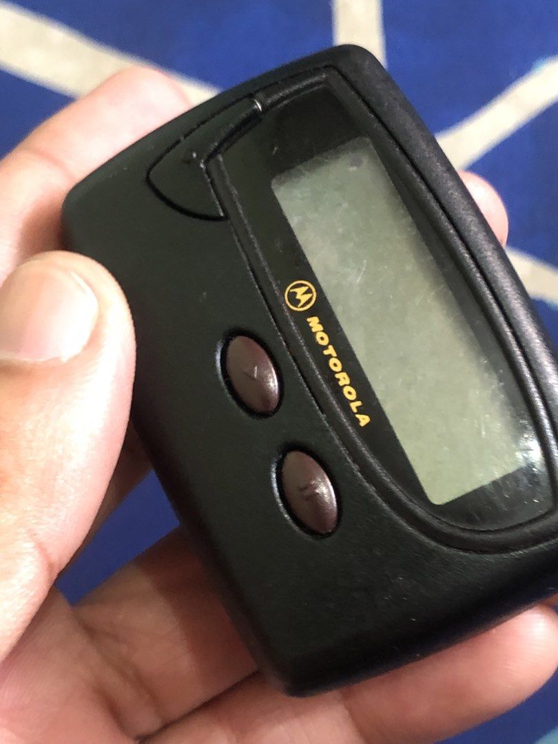 Motorola Beeper Pager (Category: Vintage Collectibles) located in Quezon City. Submitted by markgolveo (Listing ID 1470142259, Image 3). Description: Motorola Beeper Tested Working all buttons Very loud sound Issue screen blurry and faded 1pc aaa battery operated.