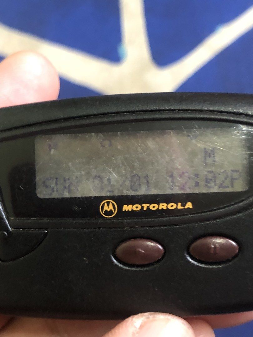 Motorola Beeper Pager (Category: Vintage Collectibles) located in Quezon City. Submitted by markgolveo (Listing ID 1470142259, Image 2). Description: Motorola Beeper Tested Working all buttons Very loud sound Issue screen blurry and faded 1pc aaa battery operated.