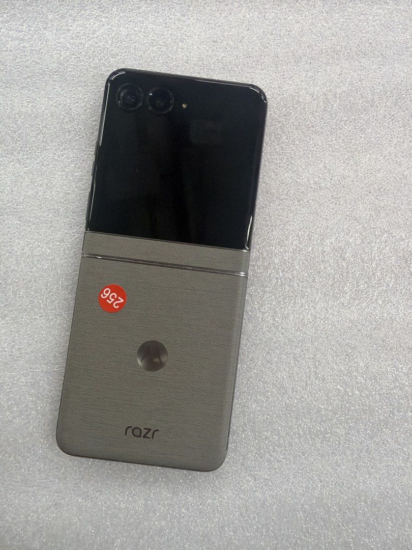 Motorola Razr 70, 手提電話, 手機, Android 安卓手機, Motorola - Carousell