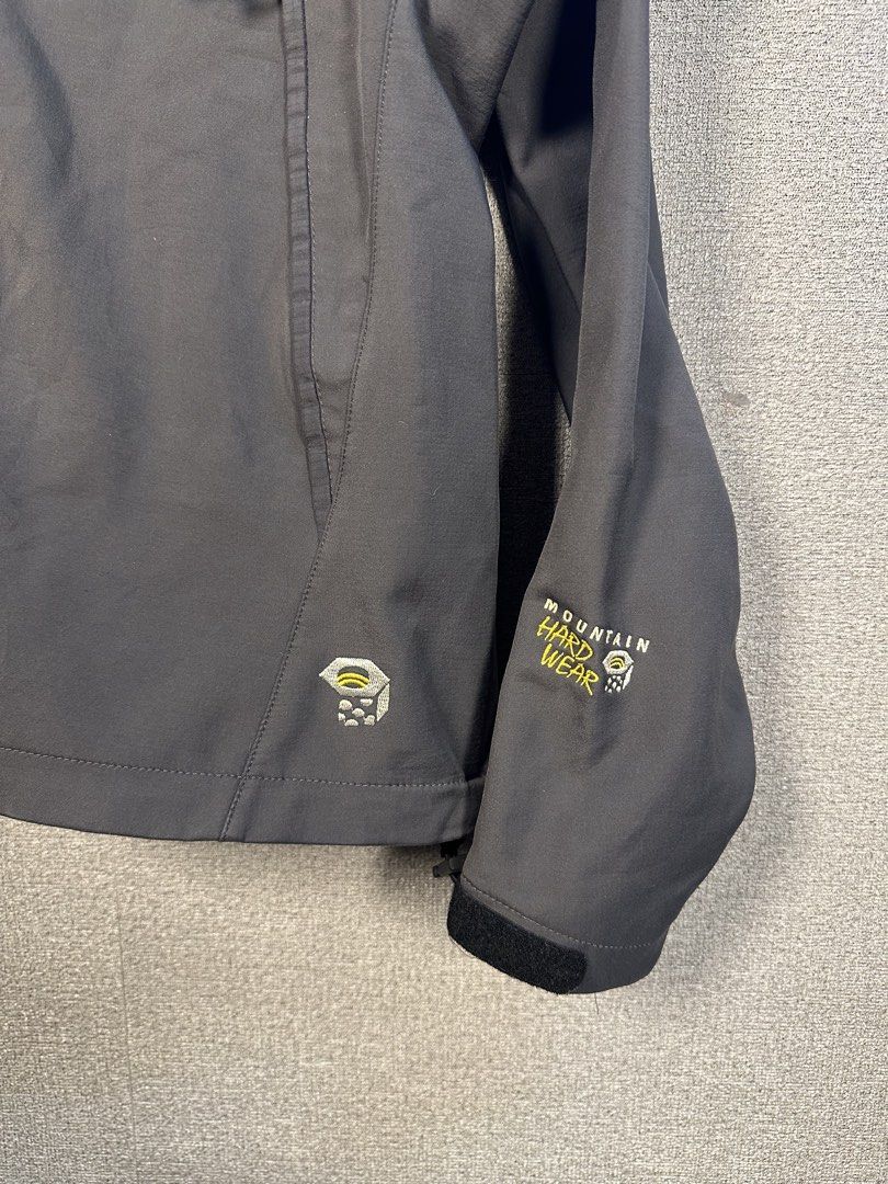 MOUNTAIN HARDWEAR FULL ZIP JACKET (Category: Coats, Jackets and Outerwear) located in Rizal. Submitted by jamesthrift (Listing ID 1470162289, Image 2). Description: MOUNTAIN HARDWEAR FULL ZIP JACKET Size : S fit to M Dimes: -width 18 -length 23 Condition: excellent Color Rate: 9.5 Issue: none 🏷️399+sf.