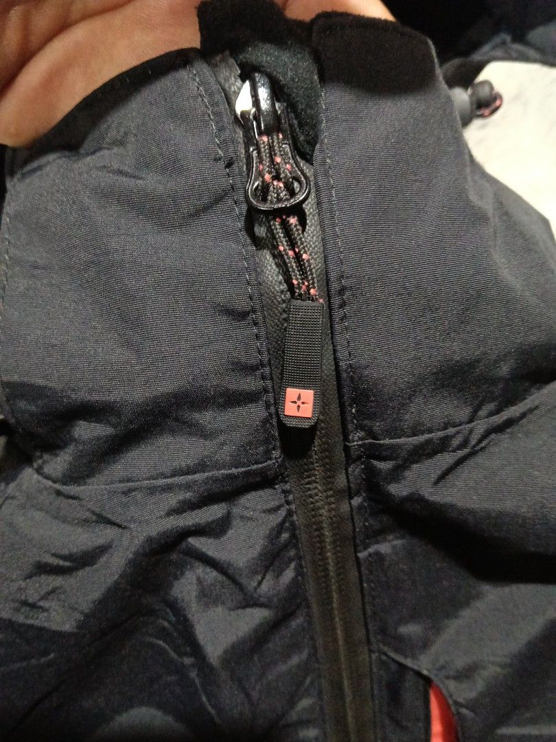 Mountain warehouse water resistant jacket (Category: Coats, Jackets and Outerwear) located in San Carlos City. Submitted by wilburstthriftstore (Listing ID 1470191389, Image 2). Description: Mountain warehouse water resistant jacket Fit Large W20 | L27 issue - no zipper puller sa chest pocket. 10/10 color rate Good as new👌🏾 ₱950 + sf.