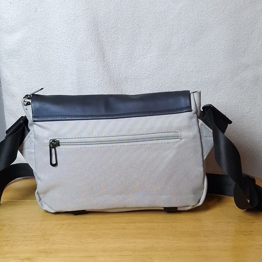 Moyyi Multifunctional Crossbody Bag (Category: Sling Bags) located in Baguio. Submitted by kathuu27 (Listing ID 1470295890, Image 2). Description: Moyyi Multifunctional Crossbody Bag 26 x 9 x 18cm 4L Minimal sign of usage Quick Magnetic Release Buckle Baguio City Based (open for dropping/meet-up) Outside Baguio - Payment First Shipping +SF Courier: Jnt.
