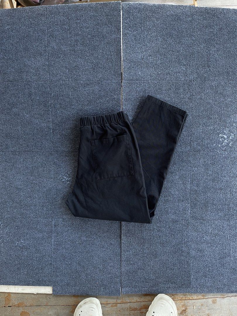 Muji Chino Easy Pants (Category: Chinos) located in Mandaue City. Submitted by beeryanni (Listing ID 1470239796, Image 2). Description: Muji Chino Easy Pants Waist: 32-36 Length: 39 Leg opening: 7.5 No issue.