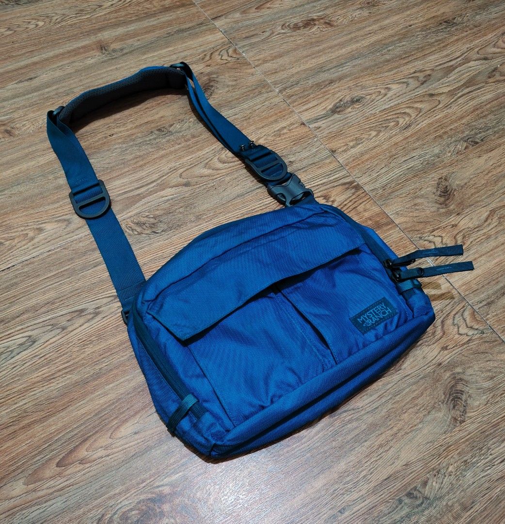MYSTERY RANCH - District 8 Splash Shoulder Bag (Category: Sling Bags) located in Manila. Submitted by espesyaloffer (Listing ID 1470147867, Image 2). Description: MYSTERY RANCH - District 8 Splash Shoulder Bag Condition : 9/10 Dimensions ⬇️ Width : 3 Length : 11 Height : 8 Flaws : none P2,480 + sf.