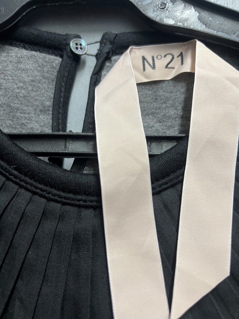 N21 (Category: Longsleeves) located in Dasmarinas. Submitted by jessputrages (Listing ID 1470328070, Image 3). Description: For sale N21 Excellent condition No issue 800 plus shipping fee Pm for more details.