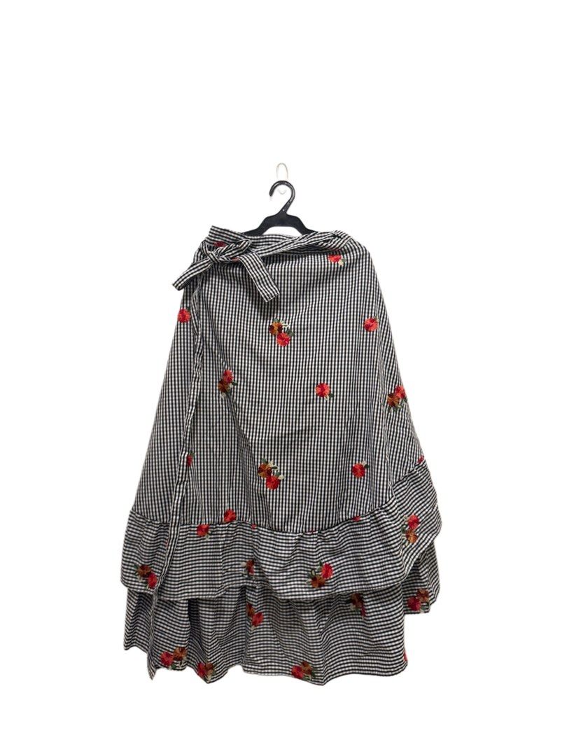 N embroidery checkers wrap around skirt (Category: Skirts) located in Pasig City. Submitted by katchdatfit_ (Listing ID 1470196273, Image 1). Description: - Like new - never worn.