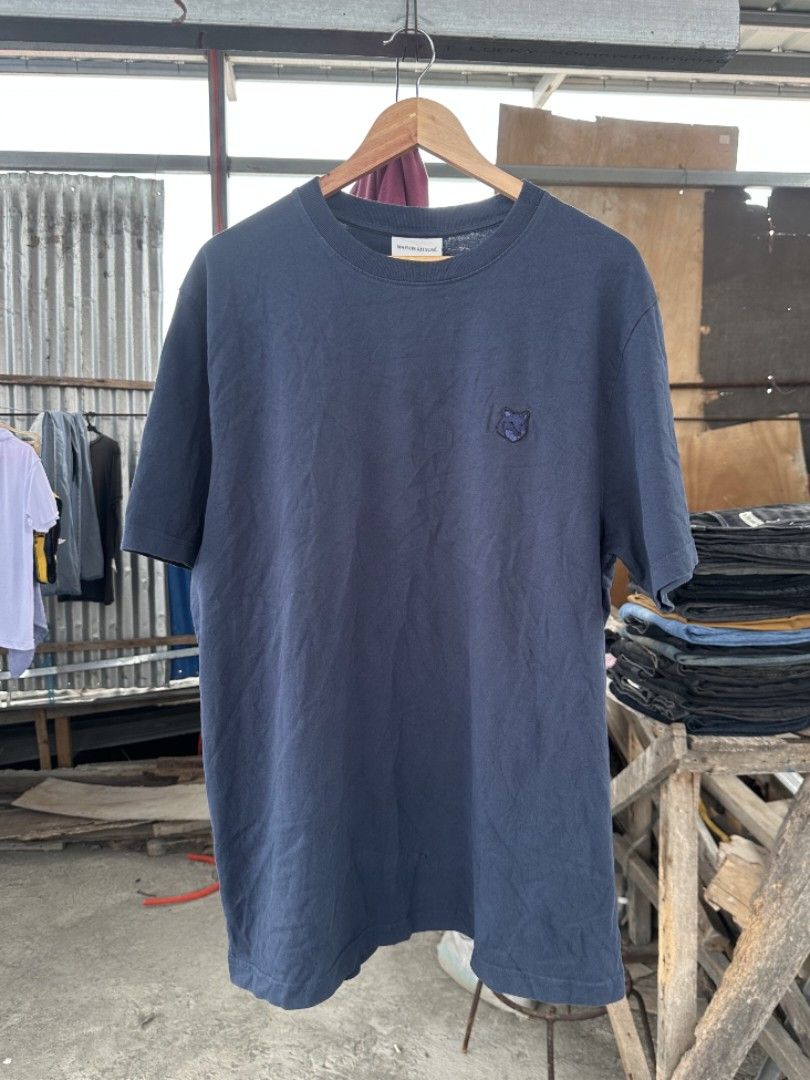 Maison kitsune bold fox head patch tshirt (Category: Tshirts & Polo Shirts ) located in Davao. Submitted by boss_kel (Listing ID 1470149039, Image 1). Description: Wala pong fade ito sa personal, Ang issue lang po neto is pin hole yun pang po wala ng iba isang piraso lang rin kita sa picture. Nasa bandang baba po ang issue..