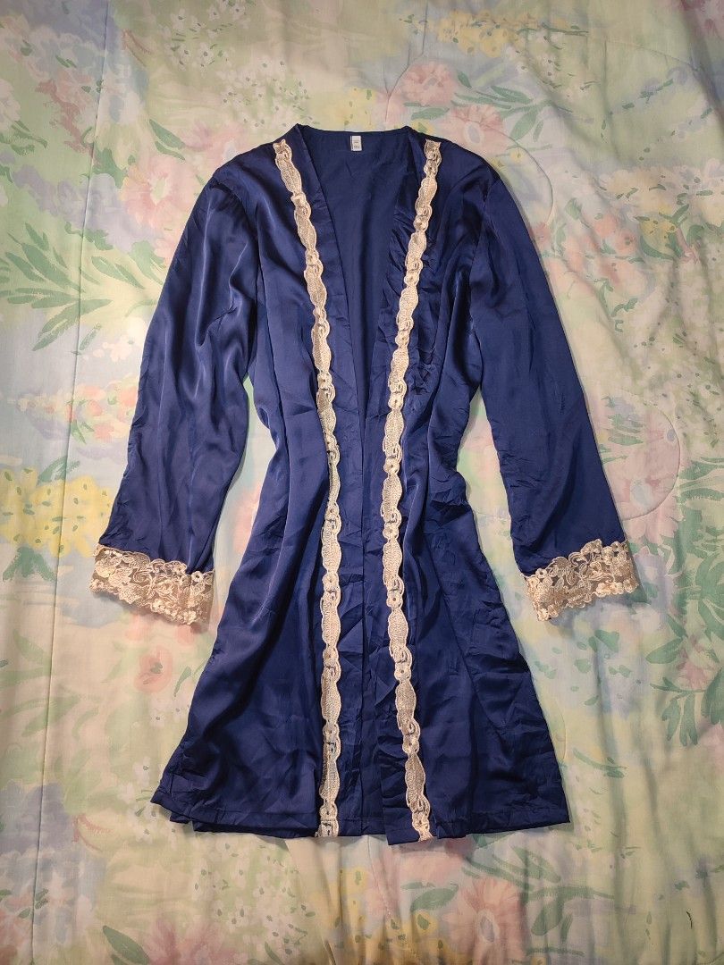 Navy Blue Satin Robe with Lace Trim (Category: Undergarments & Loungewear) located in Jaen. Submitted by roxantiago (Listing ID 1470274871, Image 1). Description: - Color: Deep blue with beige lace trim - Size: up to M - Material: Smooth, silky fabric with a shiny finish - Design: Open front style with long sleeves - .