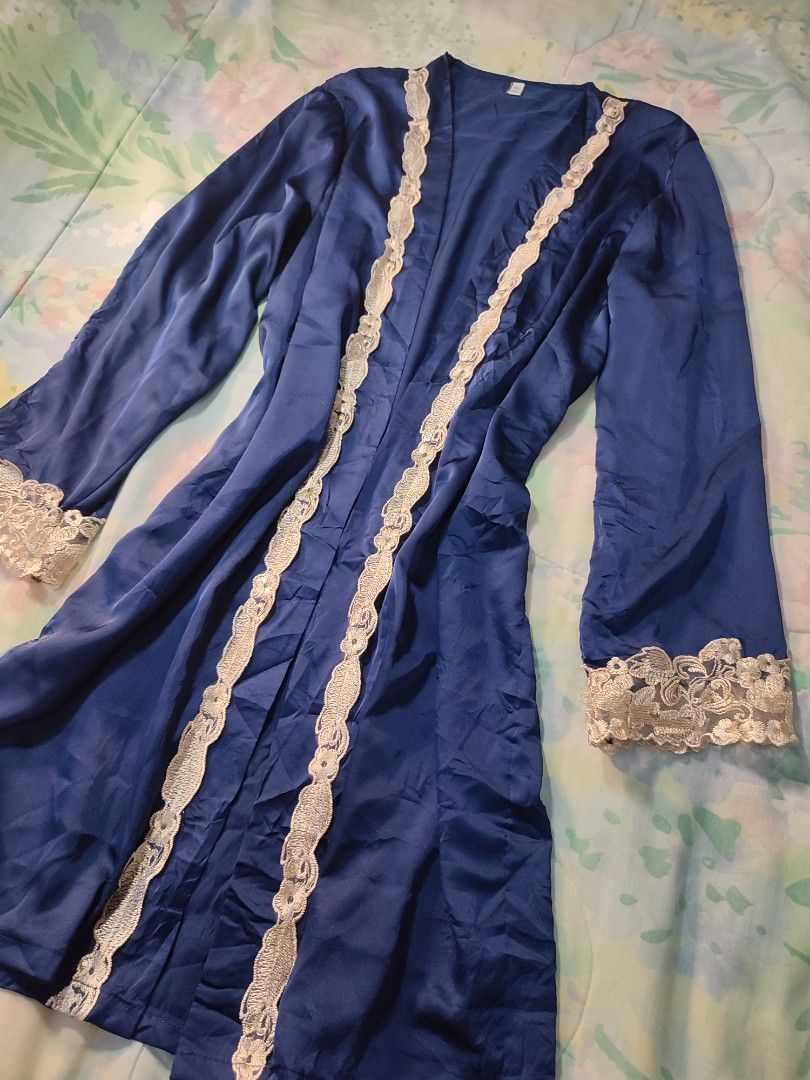 Navy Blue Satin Robe with Lace Trim (Category: Undergarments & Loungewear) located in Jaen. Submitted by roxantiago (Listing ID 1470274871, Image 2). Description: - Color: Deep blue with beige lace trim - Size: up to M - Material: Smooth, silky fabric with a shiny finish - Design: Open front style with long sleeves - .