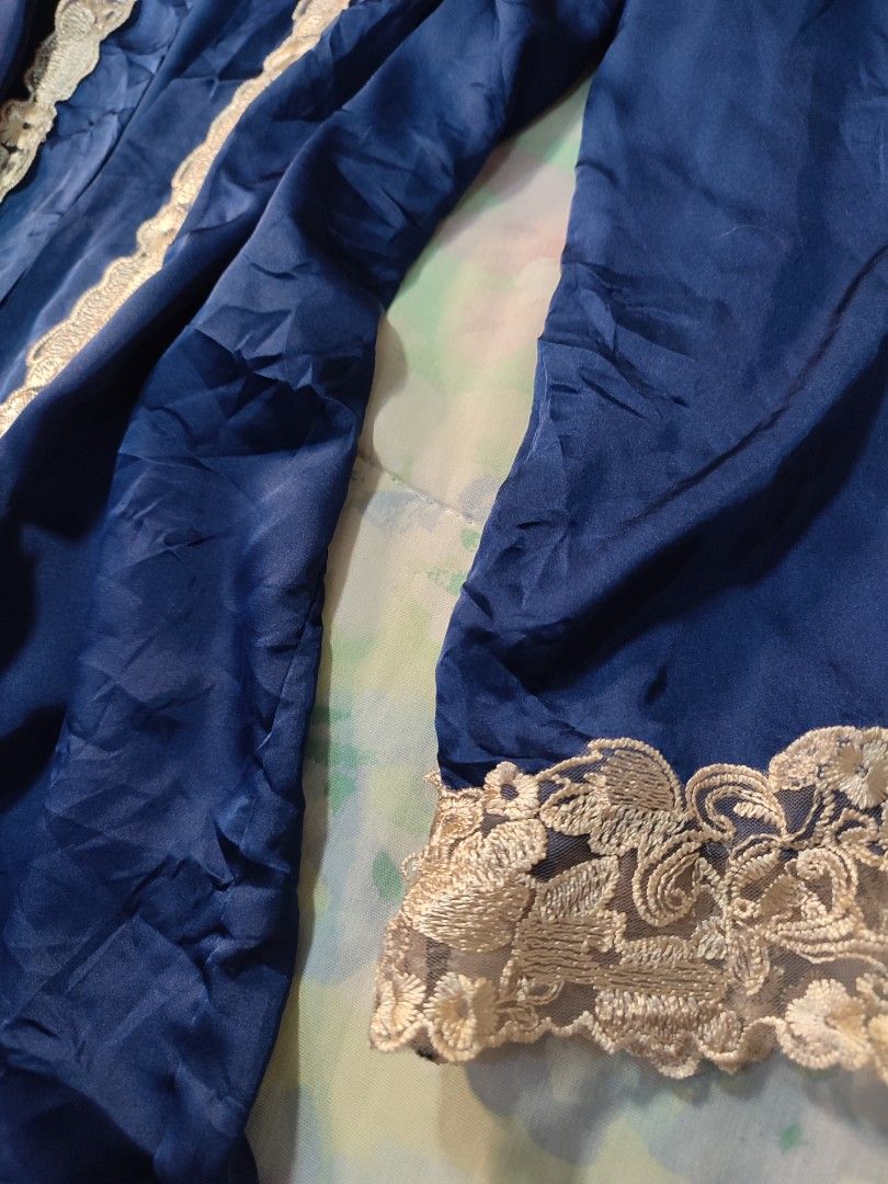 Navy Blue Satin Robe with Lace Trim (Category: Undergarments & Loungewear) located in Jaen. Submitted by roxantiago (Listing ID 1470274871, Image 3). Description: - Color: Deep blue with beige lace trim - Size: up to M - Material: Smooth, silky fabric with a shiny finish - Design: Open front style with long sleeves - .