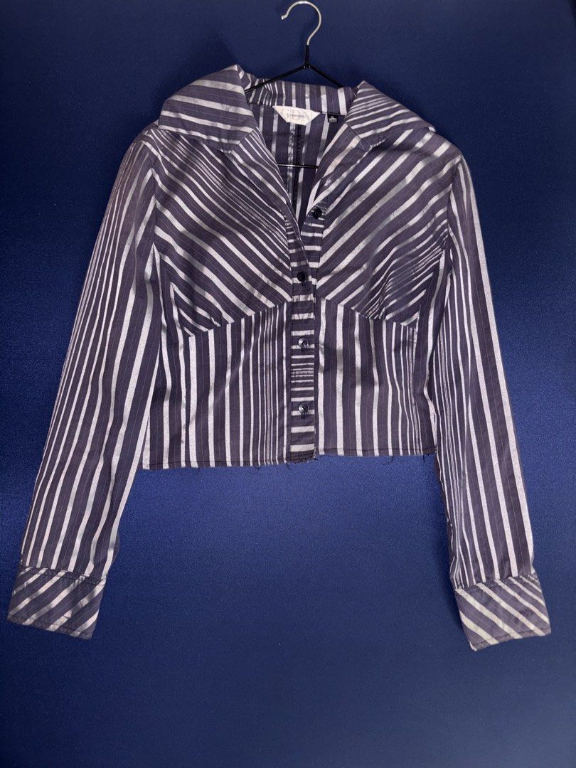 Navy blue Stripes Longsleeves (Category: Longsleeves) located in Manila. Submitted by atinuuuh (Listing ID 1470201400, Image 1). Description: - Navy blue stripes - Fabric: Lightweight and comfortable - Small to medium .