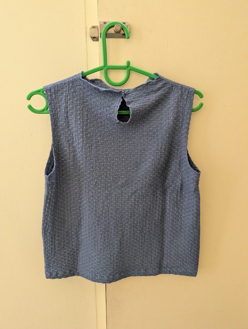 NET Blue Textured Sleeveless Top with Keyhole Back (Category: Sleeveless) located in Paranaque City. Submitted by clothingarchives (Listing ID 1470164420, Image 2). Description: - Color: Solid blue - Material: 97% polyester, 3% spandex (crinkled fabric) - Neckline: Round neck with button-secured back keyhole - Cut: Standard sleeveless style - Care: Hand wash cold separately - Versatile casual top, pairs easily with skirts or pants.