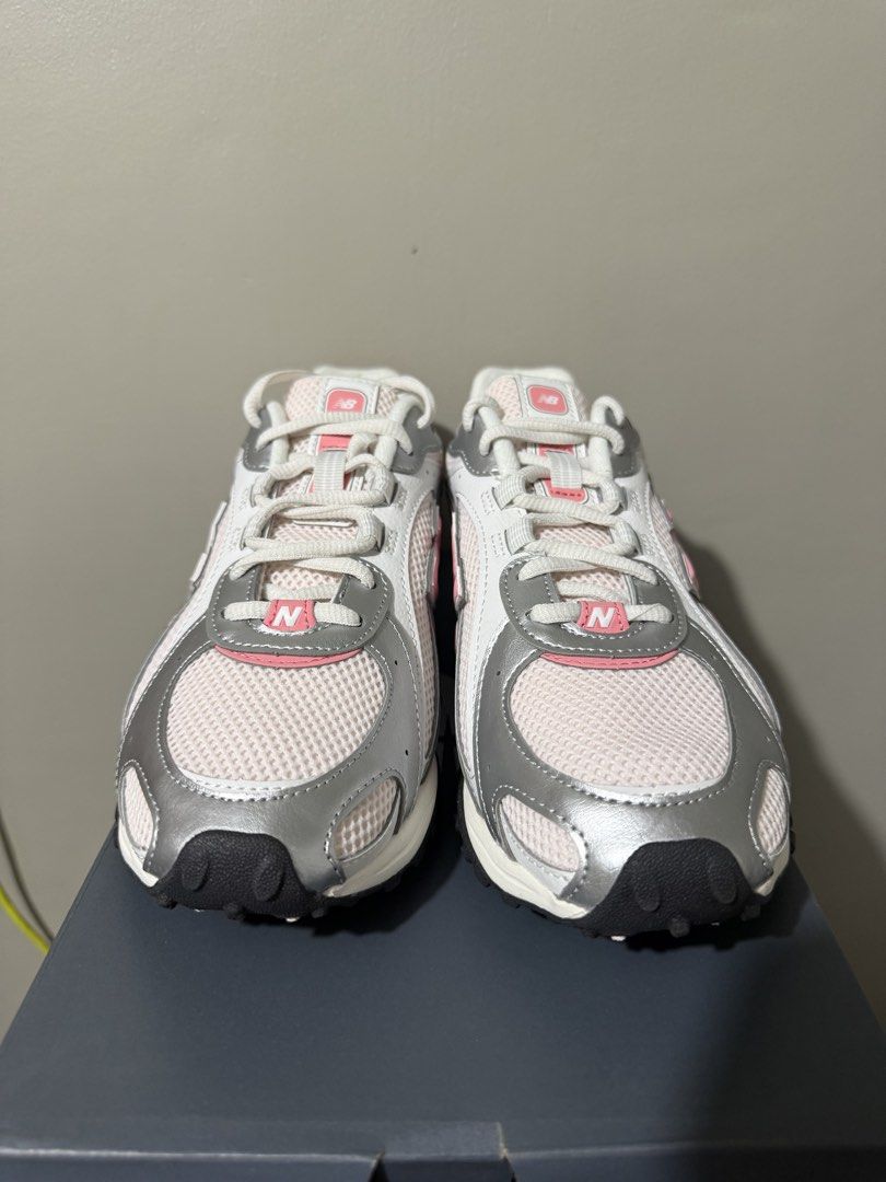 New Balance 204L Size 8.5A (Category: Sneakers) located in Quezon City. Submitted by hanzpascua (Listing ID 1470294991, Image 3). Description: New Balance 204L Size 8.5 womens Brand New.