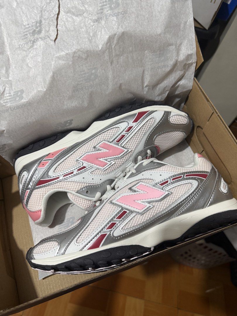 New Balance 204L Size 8.5A (Category: Sneakers) located in Quezon City. Submitted by hanzpascua (Listing ID 1470294991, Image 1). Description: New Balance 204L Size 8.5 womens Brand New.