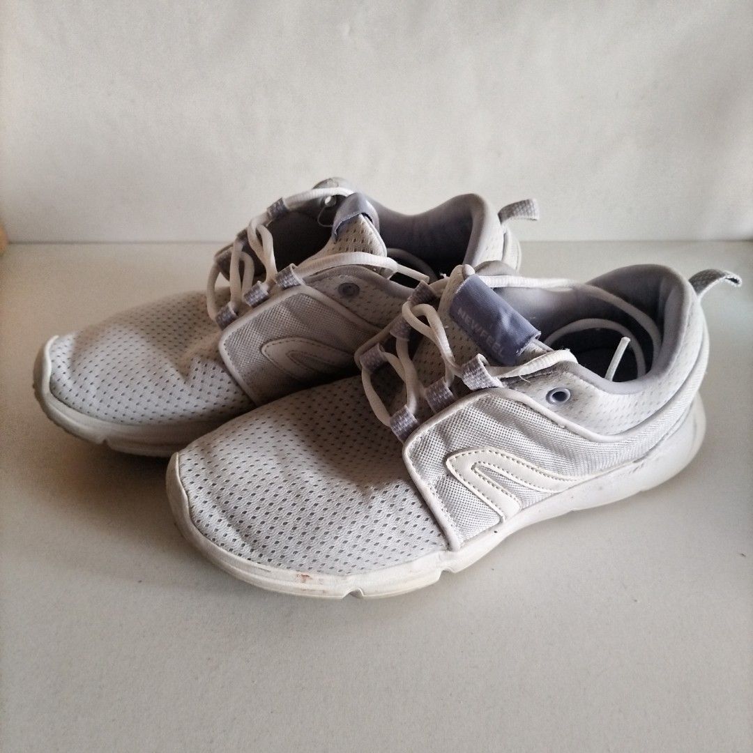 NEW FEEL Shoes 6 (Category: Sneakers) located in Quezon City. Submitted by aishlatte (Listing ID 1470312107, Image 1). Description: New Feel Size 6 Nabili sa Decathlon. Malambot ang foam sa loob, maganda suotin. Not using it anymore. Used. No Box..