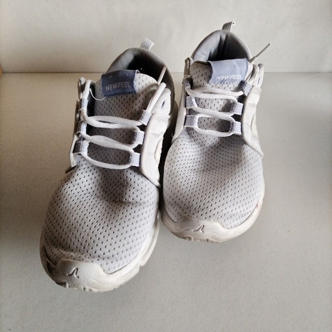 NEW FEEL Shoes 6 (Category: Sneakers) located in Quezon City. Submitted by aishlatte (Listing ID 1470312107, Image 2). Description: New Feel Size 6 Nabili sa Decathlon. Malambot ang foam sa loob, maganda suotin. Not using it anymore. Used. No Box..
