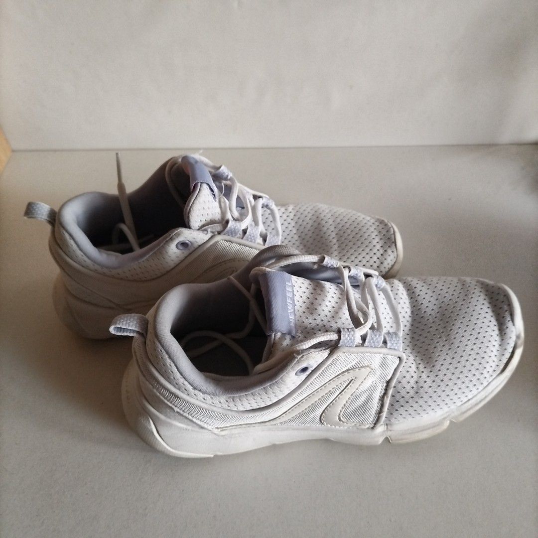 NEW FEEL Shoes 6 (Category: Sneakers) located in Quezon City. Submitted by aishlatte (Listing ID 1470312107, Image 3). Description: New Feel Size 6 Nabili sa Decathlon. Malambot ang foam sa loob, maganda suotin. Not using it anymore. Used. No Box..
