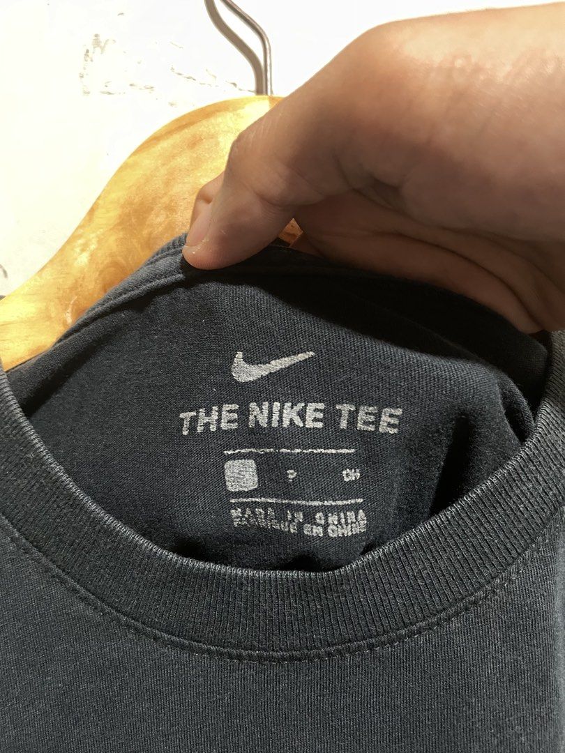 Nike Air Box Logo Graphic Tee Black (Category: Tshirts & Polo Shirts ) located in Molave. Submitted by thriftedstore.horse (Listing ID 1470163009, Image 3). Description: Condition- excellent Size- small to medium Color rate- 9.5/10 Issue- none Measurement- 19x26.