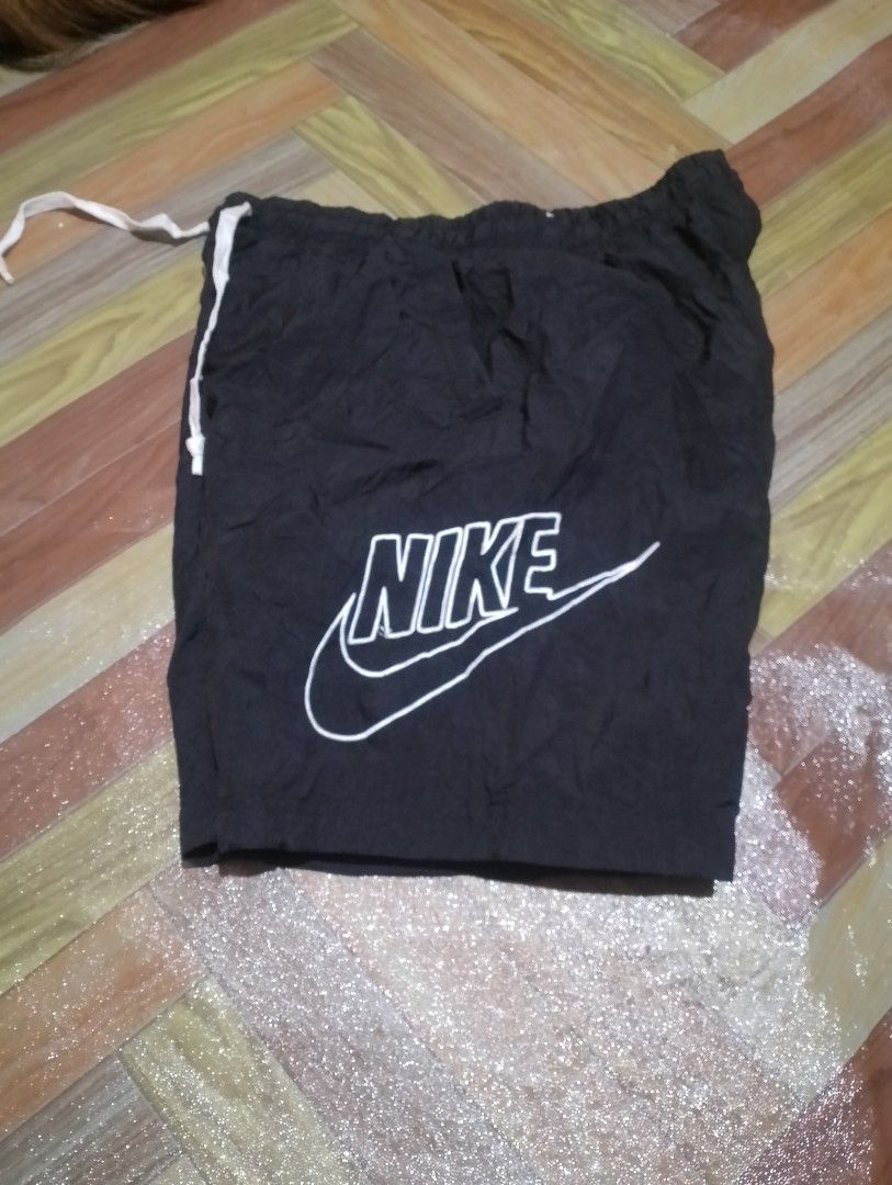 Nike alumni woven (Category: Shorts) located in Butuan. Submitted by waste_thrifted (Listing ID 1470246783, Image 1). Description: L on tag 32-35 width 19 length no issue color rate 10/10.