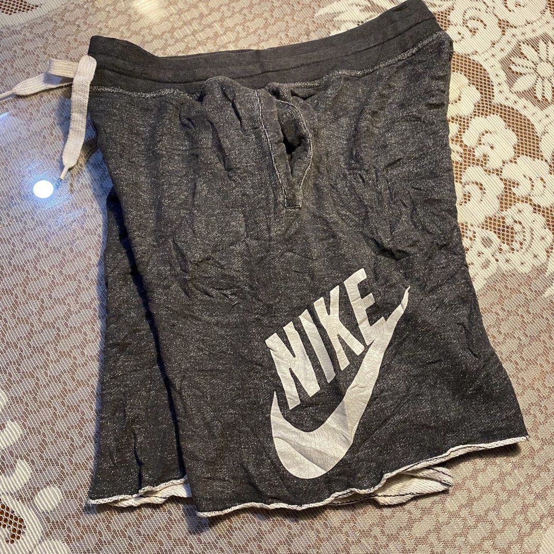 Nike Alumni XL (Category: Shorts) located in Makati City. Submitted by mrbrightside01 (Listing ID 1470267942, Image 3). Description: Size XL 32-36 length 19 leg opening 13 issue see last pic (not sure if the print is crack or sesign.