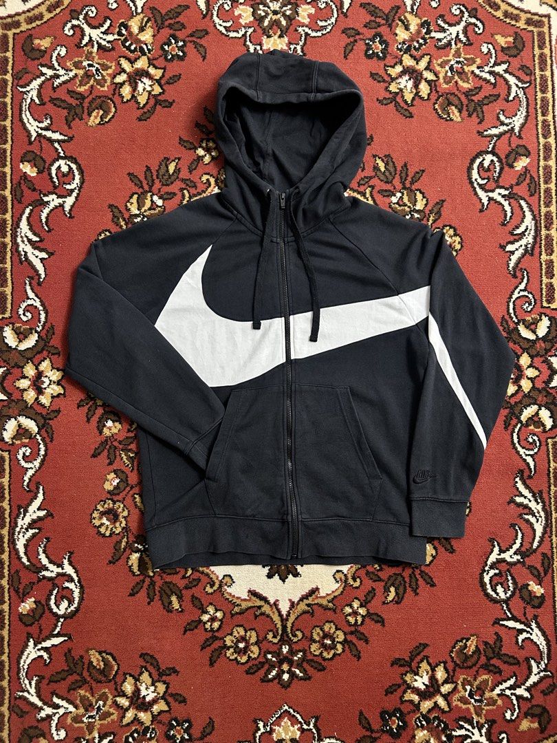 Nike Big Swoosh Aspack (Category: Coats, Jackets and Outerwear) located in Bulacan. Submitted by onedrop.ph (Listing ID 1470290730, Image 3). Description: Nike Big Swoosh (white) Size M on tag 22x29 (best fit on large) Condition 9.5/10 Color rate 10/10 Nike Big Swoosh (black) Size L on tag 23x27 Condition 9/10 Color rate 9/10 No issue on both item ₱2500 shipped OBO📨.