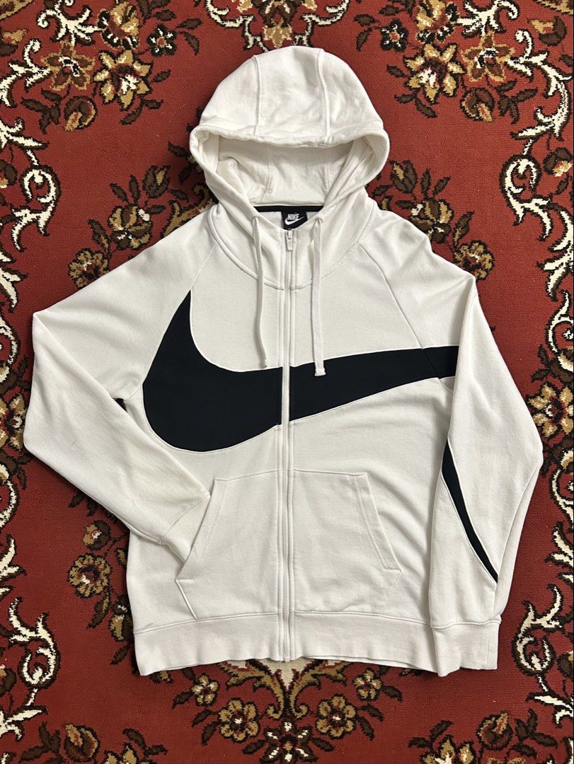 Nike Big Swoosh Aspack (Category: Coats, Jackets and Outerwear) located in Bulacan. Submitted by onedrop.ph (Listing ID 1470290730, Image 2). Description: Nike Big Swoosh (white) Size M on tag 22x29 (best fit on large) Condition 9.5/10 Color rate 10/10 Nike Big Swoosh (black) Size L on tag 23x27 Condition 9/10 Color rate 9/10 No issue on both item ₱2500 shipped OBO📨.