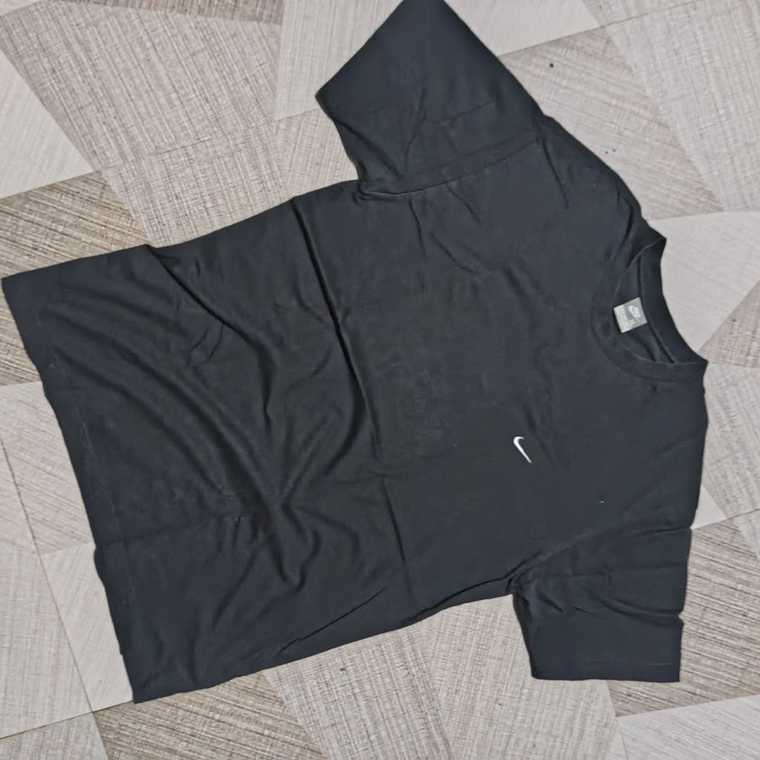 Nike Black T-Shirt XL (Category: Tshirts & Polo Shirts ) located in Manila. Submitted by charleshustla (Listing ID 1470291555, Image 1). Description: - Brand: Nike - Color: Classic Black - Size: XL (Standard fit) - Design: Small embroidered white swoosh logo on the left chest - Details: Ribbed crew neck collar - Origin: Made in China - Condition: Great for everyday wear and casual styling.