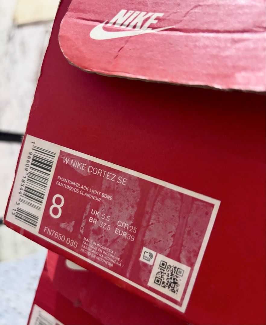 NIKE CORTEZ SE (Category: Sneakers) located in Manila. Submitted by keyttttt_keyttttt (Listing ID 1470189699, Image 2). Description: Comes with the original shoe box ✨ Condition: used but not abused, well-kept & no major flaws.