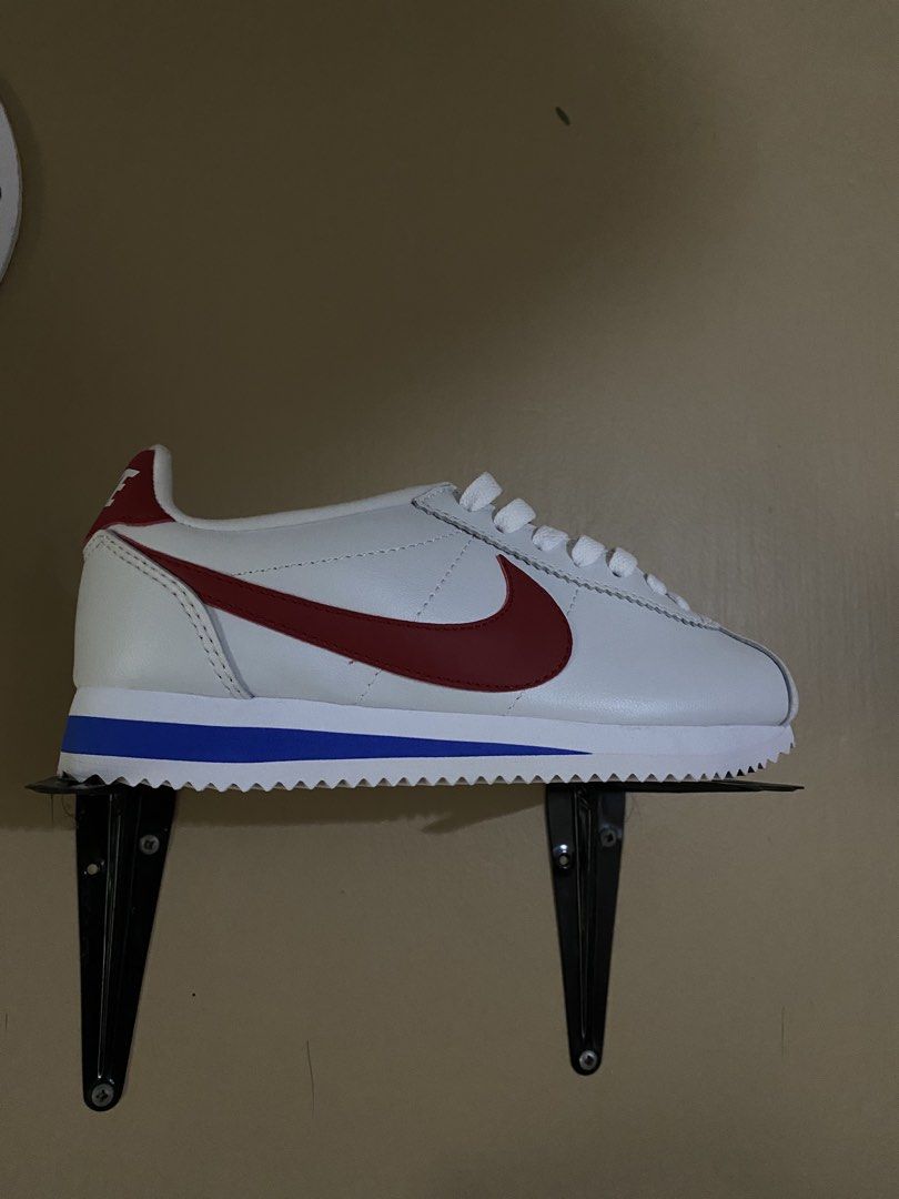 Nike Cortez White Red Blue (Category: Sneakers) located in Manila. Submitted by rovinxrx (Listing ID 1470296529, Image 1). Description: - Brand: Nike - Model: Cortez - Colorway: White / Red / Blue - Material: Crisp leather upper - Features: Signature red swoosh, blue midsole stripe, white laces, and zigzag tread outsole - Condition: Clean, display-shelf condition.