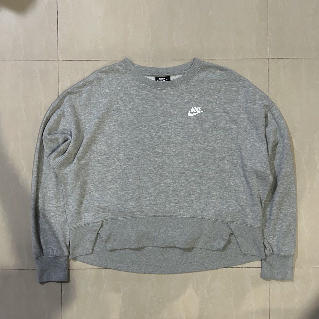 Nike Grey Cropped Sweatshirt Size S (Category: Coats, Jackets and Outerwear) located in San Fernando. Submitted by thrift_lang_ni_kim (Listing ID 1470333038, Image 1). Description: ⬇️ DETAILS ⬇️ Nike Grey Cropped Sweatshirt Size S DIMENSIONS (INCHES) Width:22 Length:21 Best fit: L to XL (cropped fit) Color rate:9/10 Condition/Issue:Good condi Mine: ₱350 Minimum increment: ₱50 Already washed and ready to wear. 📌 Please check all photos carefully 