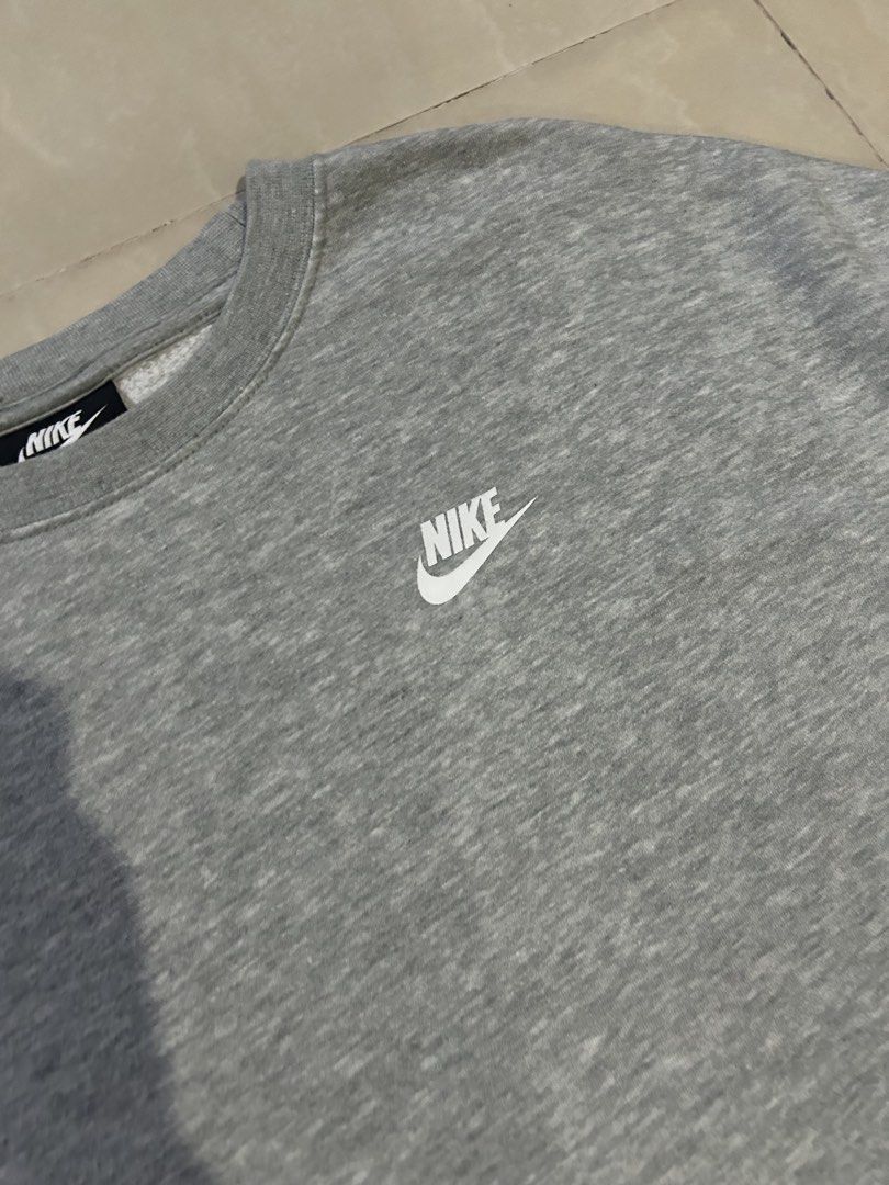 Nike Grey Cropped Sweatshirt Size S (Category: Coats, Jackets and Outerwear) located in San Fernando. Submitted by thrift_lang_ni_kim (Listing ID 1470333038, Image 3). Description: ⬇️ DETAILS ⬇️ Nike Grey Cropped Sweatshirt Size S DIMENSIONS (INCHES) Width:22 Length:21 Best fit: L to XL (cropped fit) Color rate:9/10 Condition/Issue:Good condi Mine: ₱350 Minimum increment: ₱50 Already washed and ready to wear. 📌 Please check all photos carefully 